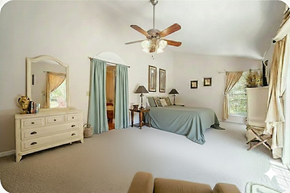 Babington Way Getaway 4 King beds