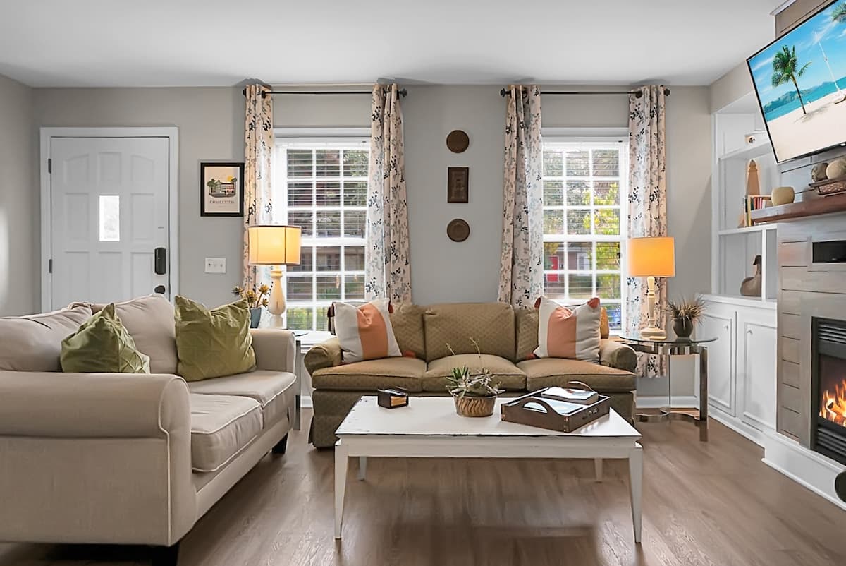 Location! Minutes to Beach, Downtown, Shem Creek