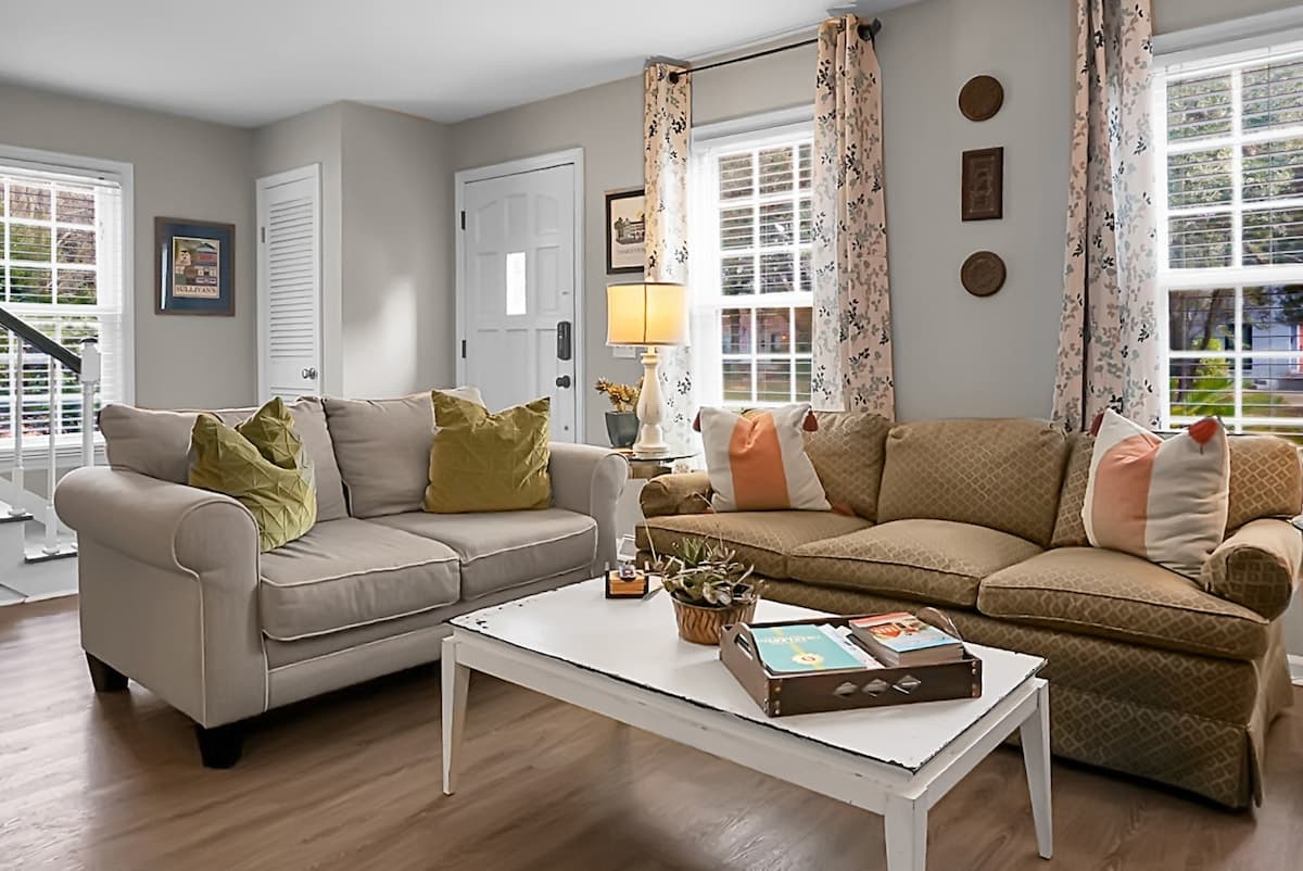 Location! Minutes to Beach, Downtown, Shem Creek