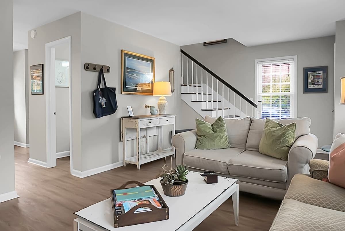 Location! Minutes to Beach, Downtown, Shem Creek