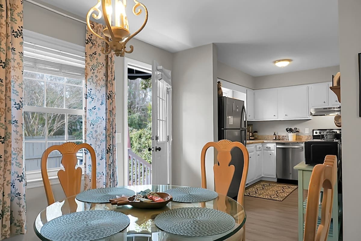 Location! Minutes to Beach, Downtown, Shem Creek