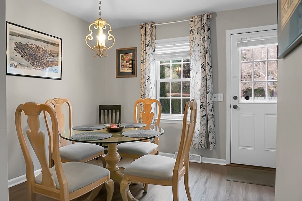 Location! Minutes to Beach, Downtown, Shem Creek